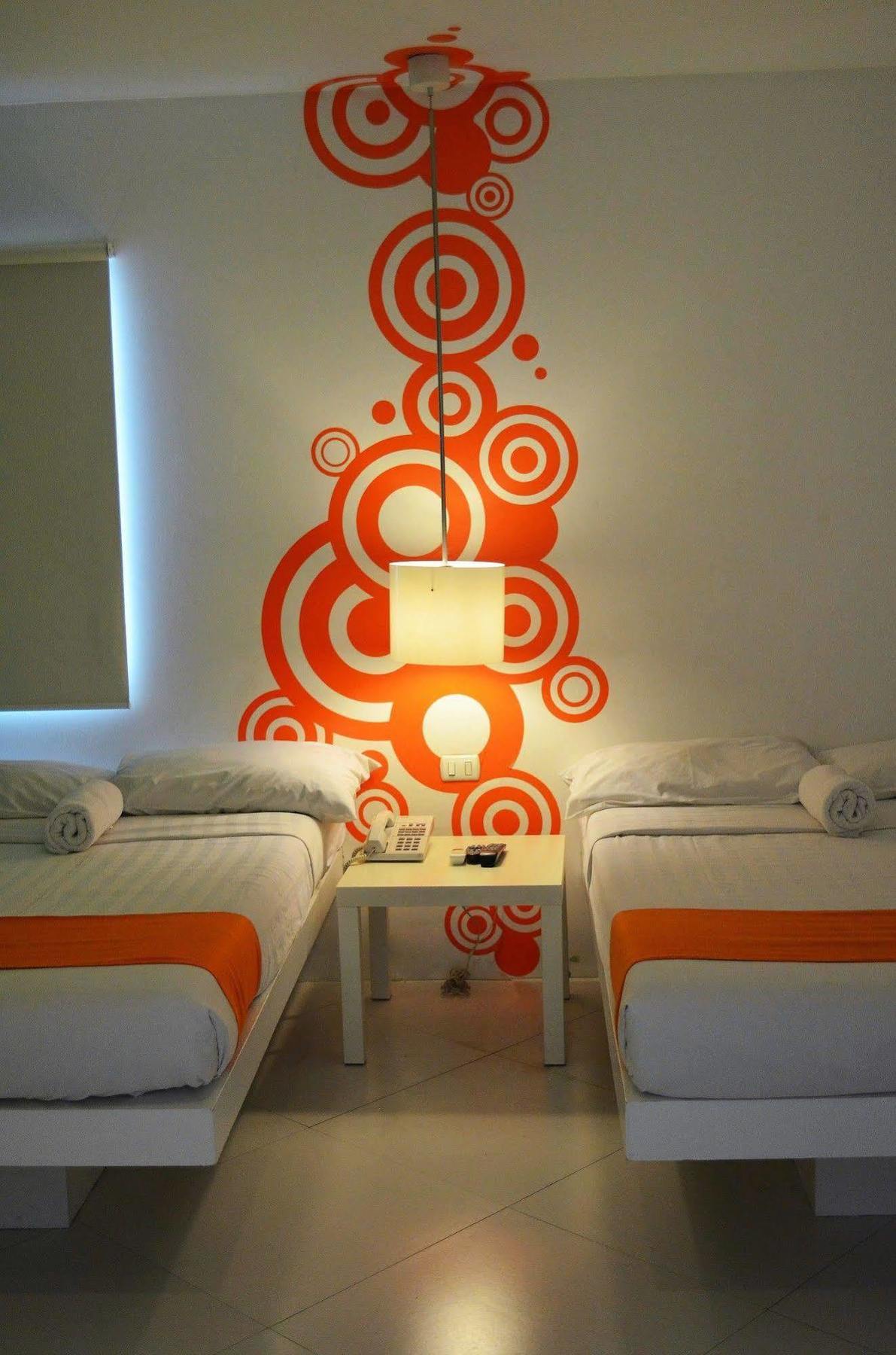 Islands Stay Hotels - Uptown Cebu Екстер'єр фото