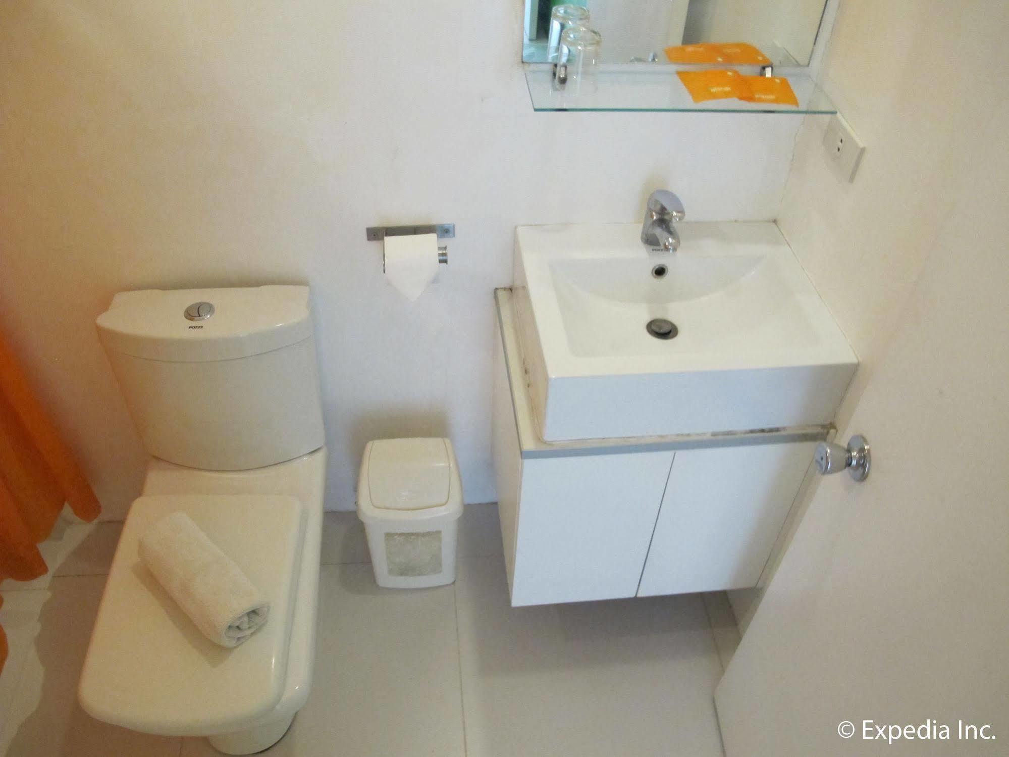 Islands Stay Hotels - Uptown Cebu Екстер'єр фото