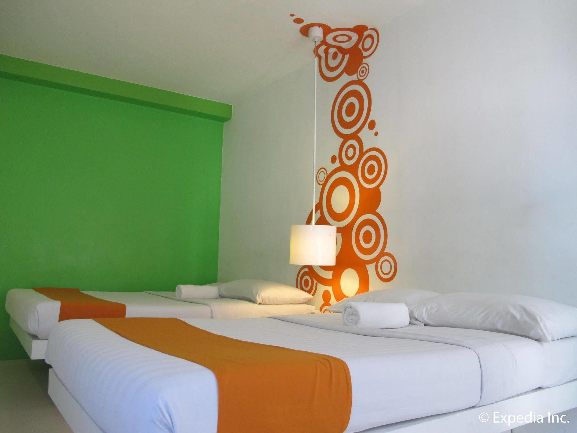 Islands Stay Hotels - Uptown Cebu Екстер'єр фото