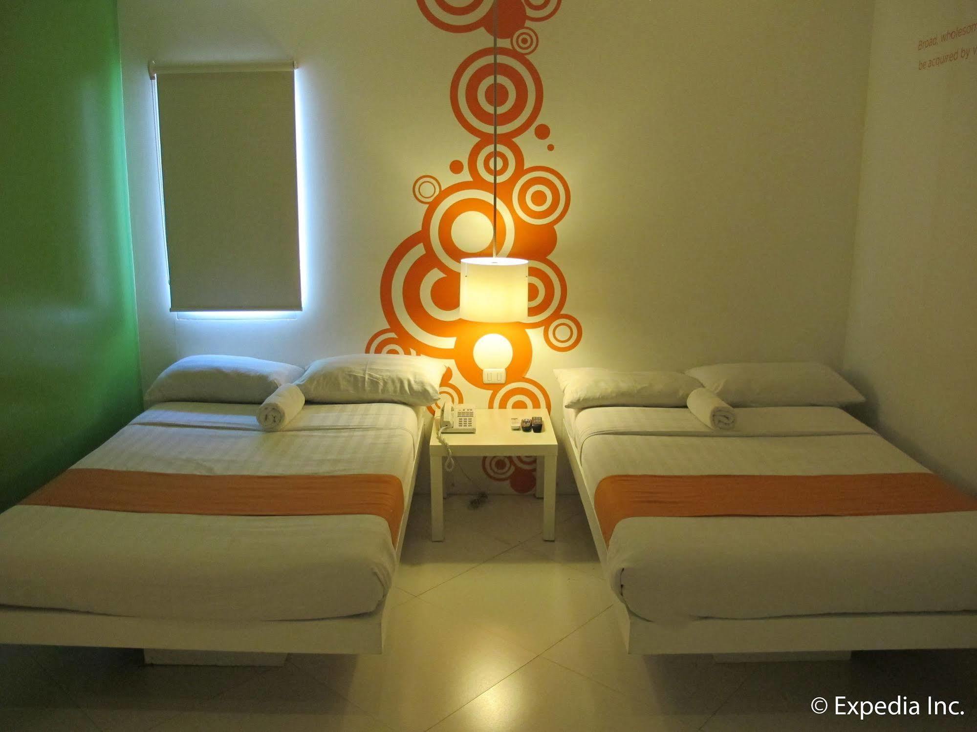 Islands Stay Hotels - Uptown Cebu Екстер'єр фото