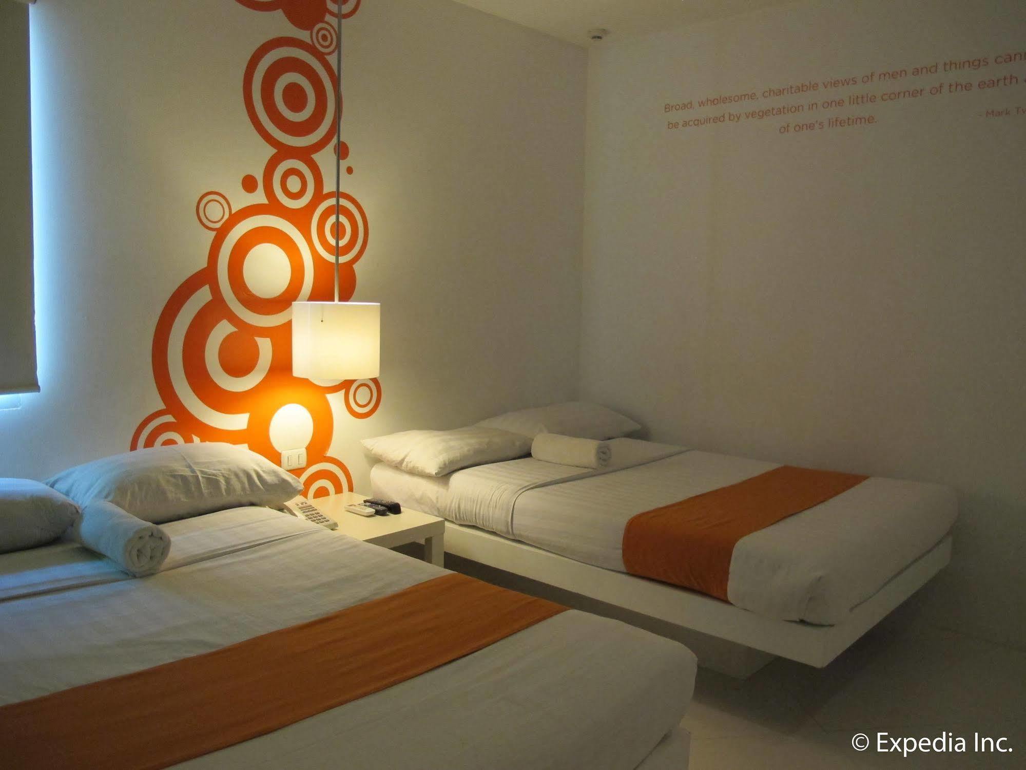 Islands Stay Hotels - Uptown Cebu Екстер'єр фото