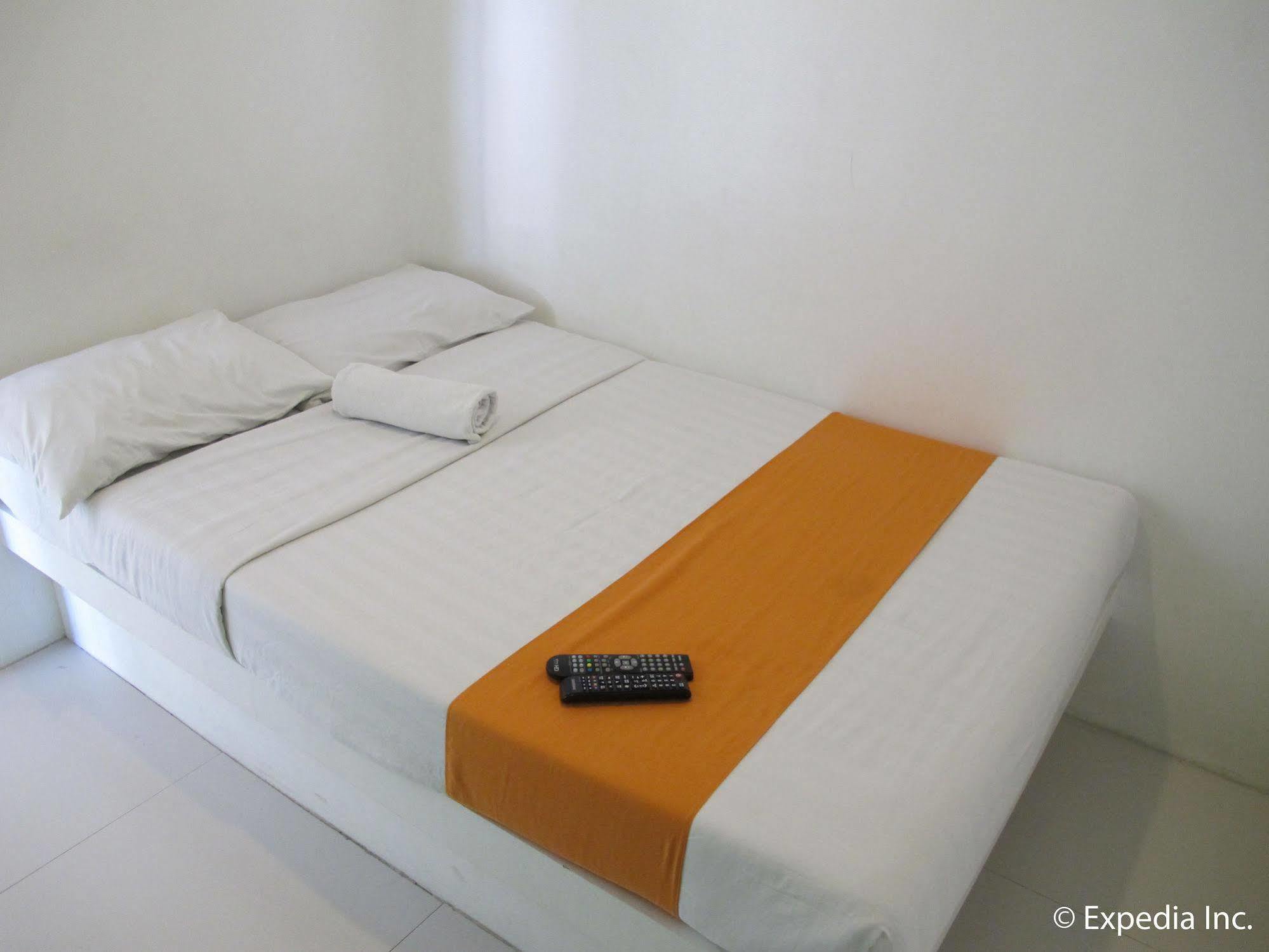 Islands Stay Hotels - Uptown Cebu Екстер'єр фото