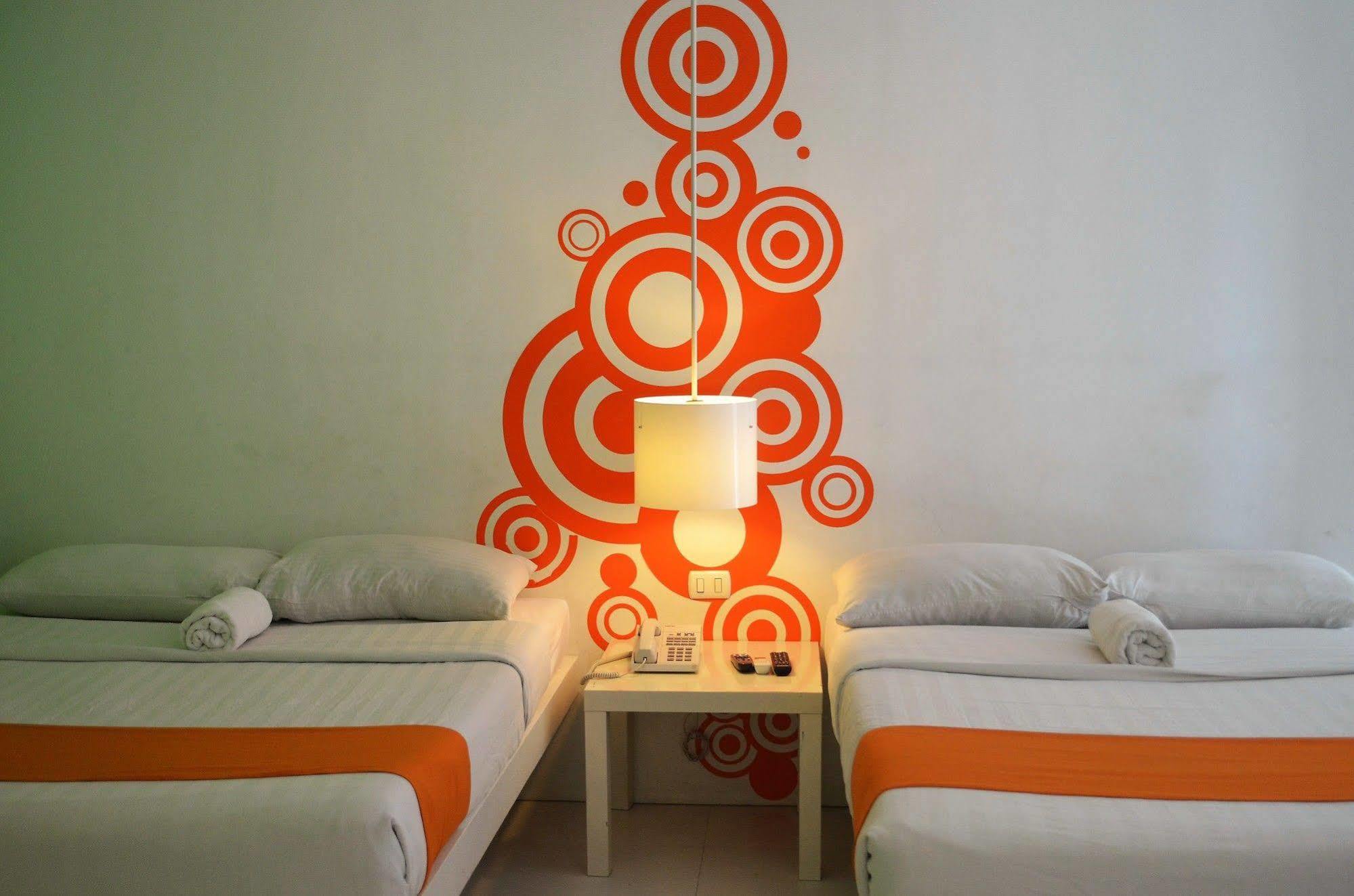 Islands Stay Hotels - Uptown Cebu Екстер'єр фото